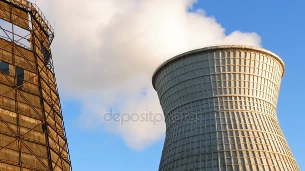 Torre de refrigeração de água empilhar fumaça sobre o céu azul — Vídeo de Stock