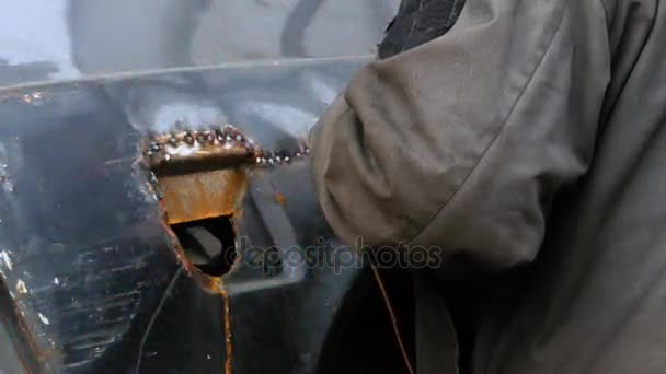 Mécanicien automobile travaillant sur une carrosserie de voiture dans le garage — Video