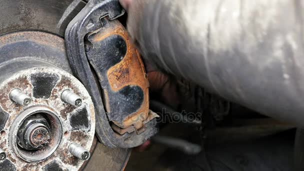 Mecánico de automóviles trabajando en frenos en taller de reparación de automóviles — Vídeos de Stock