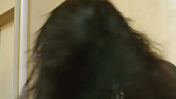 干燥长长的头发在化妆室里的漂亮女人 — 图库视频影像