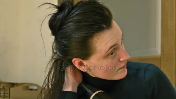 干燥长长的头发在化妆室里的漂亮女人 — 图库视频影像