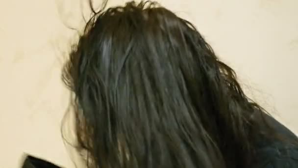Красивая женщина сушит длинные волосы в гримерной — стоковое видео