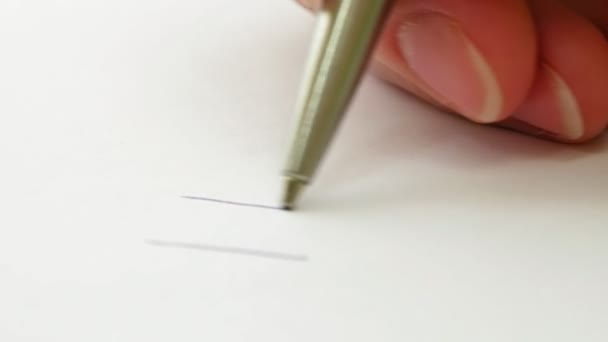 Mujer mano escribe te amo en la hoja de papel — Vídeo de stock