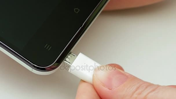 Şarj cihazı cep telefonu akıllı telefon tıkalı el — Stok video