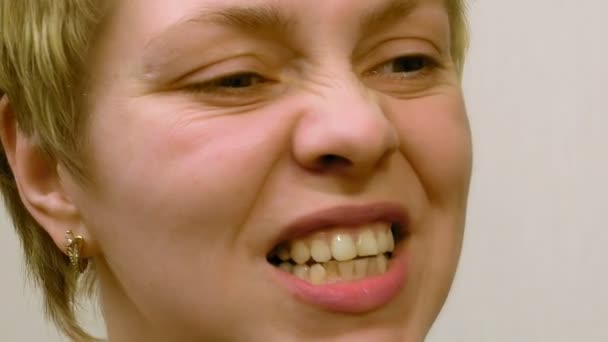 Mujer bonita cepillándose los dientes delante del espejo — Vídeo de stock