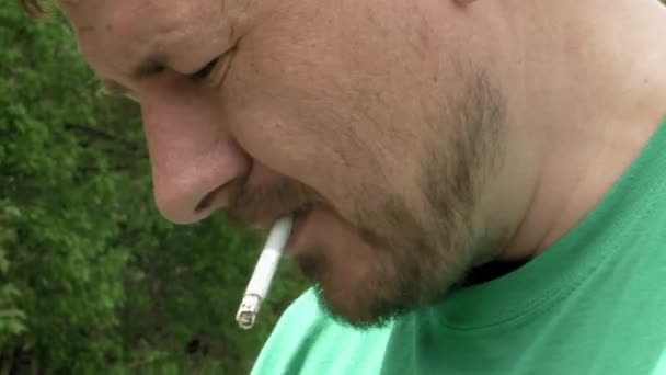 Portrét muže kouření cigaret — Stock video