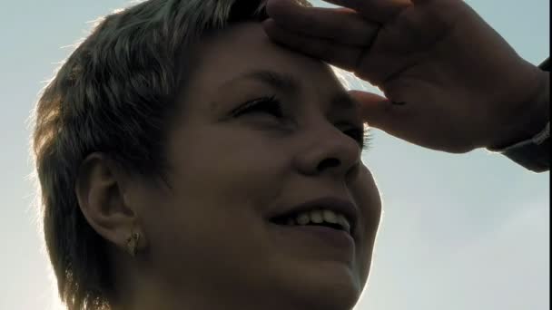 Retrato de loira mulher de cabelo curto contra o sol — Vídeo de Stock