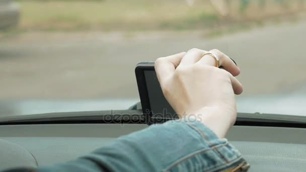 Žena dá Gps navigátor na čelní sklo auta — Stock video