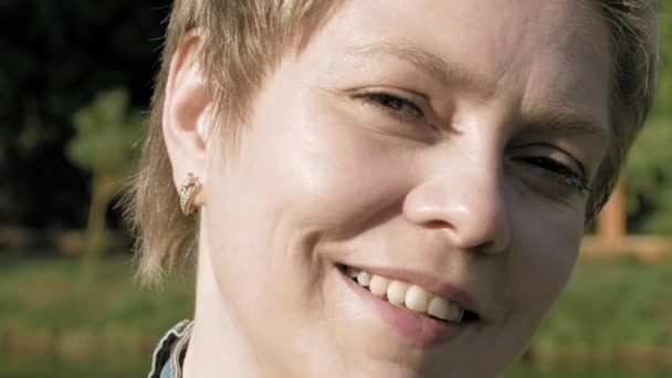 Blond kvinna med vackert leende porträtt utomhus — Stockvideo
