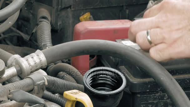 Automechaniker gießt zusätzliches Motoröl — Stockvideo