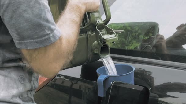 Adam yakıtlar arabadan jerry can benzinli benzin veya dizel — Stok video