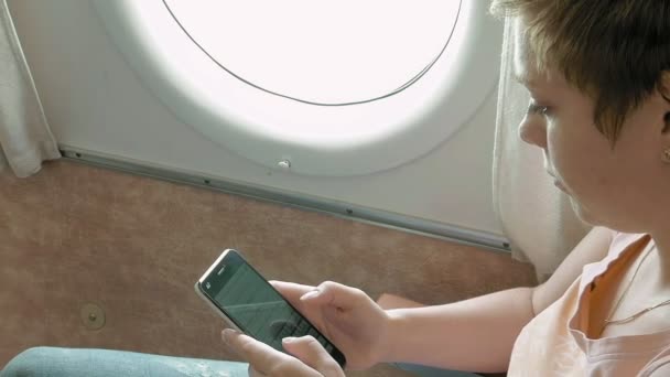 Passeggero aereo che scorre attraverso lo smartphone — Video Stock