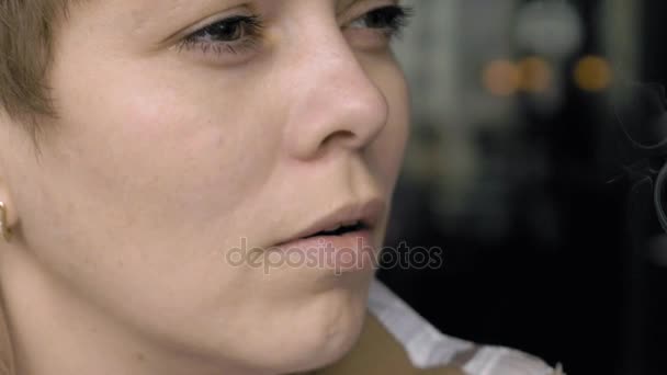 Курящая женщина с сигаретой в руке — стоковое видео