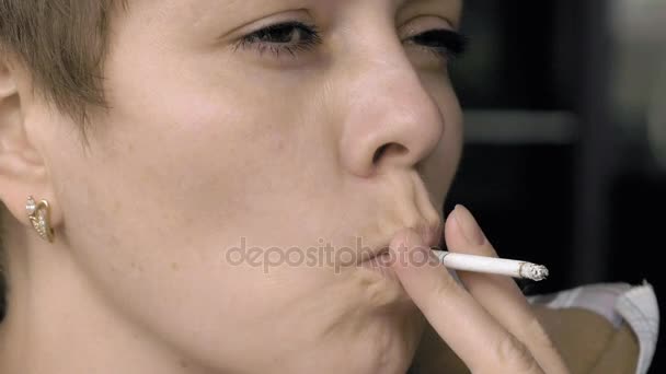 Kouření žena s cigaretou v ruce — Stock video