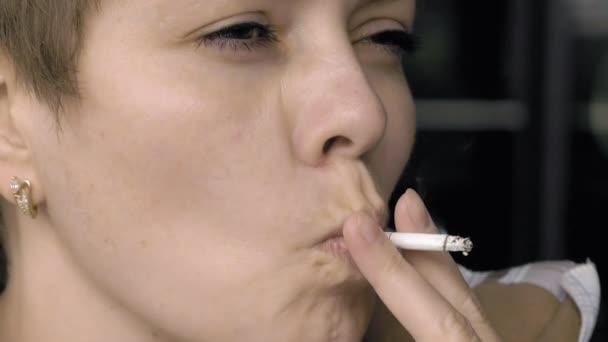 Rökning kvinna med en cigarett i handen — Stockvideo