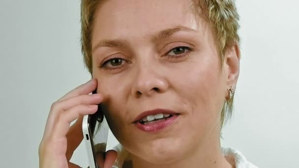 Αρκετά κοντά μαλλιά γυναίκα μιλάει με κινητό τηλέφωνο — Αρχείο Βίντεο