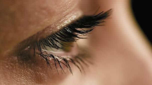 Женские глаза вблизи боковой вид замедленной съемки — стоковое видео