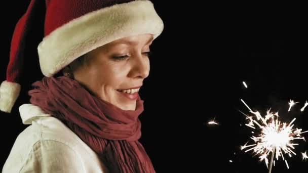 Jolie fille en rouge Noël Père Noël avec Sparklers — Video