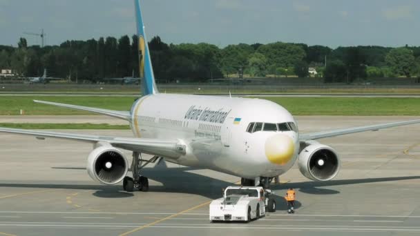 Posádka letiště přepravuje letecké společnosti Lufthansa — Stock video