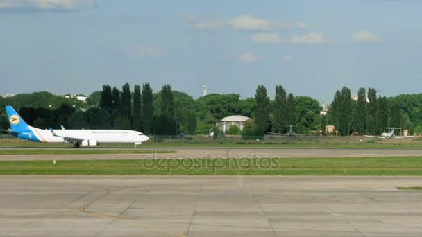 Vliegtuig vliegtuig is landing in een strook van open baan — Stockvideo