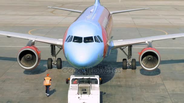La tripulación del aeropuerto está transportando la aerolínea Windrose — Vídeos de Stock