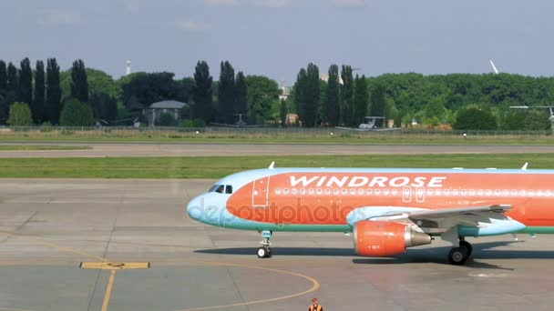Repülőgép Windrose cég. A repülőtéri infrastruktúra — Stock videók