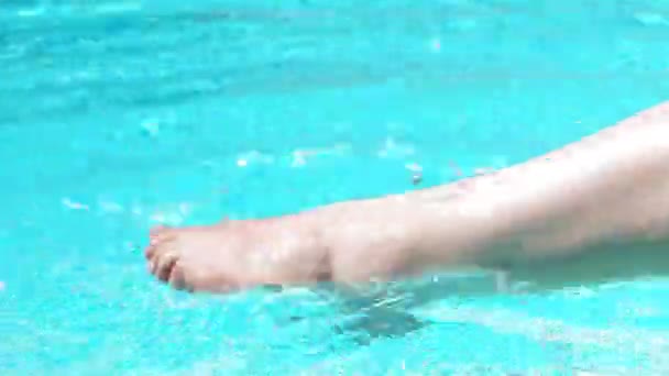Egy nő mozog a lába a víz a medencében — Stock videók