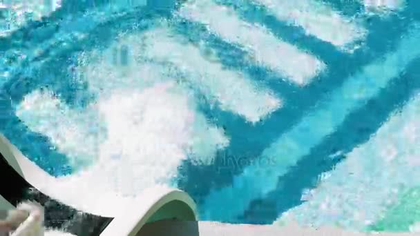 Eine erwachsene Frau ist auf Wasserrutsche im Aquapark — Stockvideo