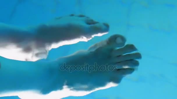 Donna mettere i piedi in acqua per rilassarsi — Video Stock