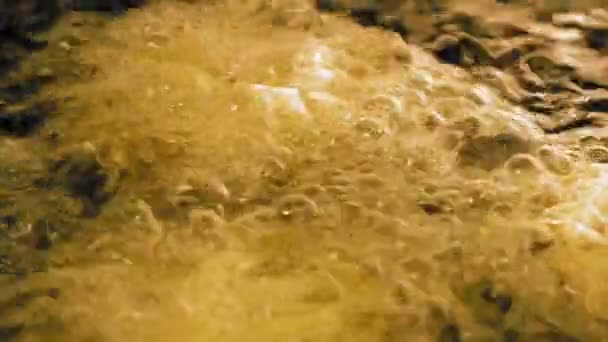 Ronde deeg in een hete pan met kokend frituurvet — Stockvideo