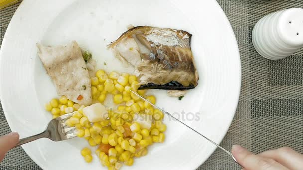 Дама використовує посуд для різання їжі в дрібних укусах — стокове відео