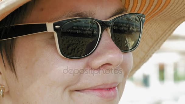 Una mujer en la playa con atuendo de estilo de moda — Vídeos de Stock