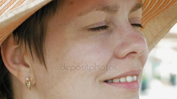 Een vrouw op het strand met modieuze stijl kleding — Stockvideo