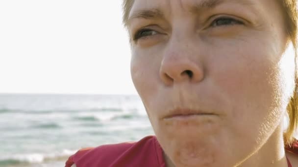 Mujer disfrutando de deliciosas frutas en la playa de verano — Vídeos de Stock