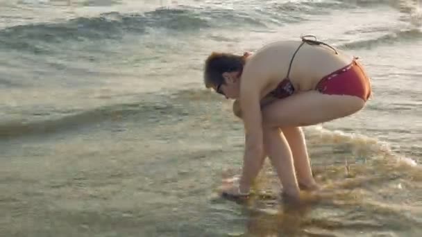 Donna in bikini passeggiando lungo la spiaggia sabbiosa estiva — Video Stock