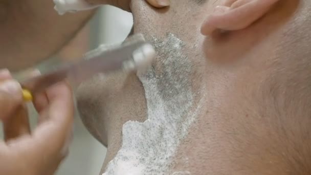 Barber je holení jeho klient staré módy způsobem — Stock video