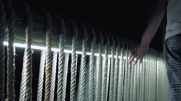 Des hommes marchant sur le pont en bois éclairé — Video