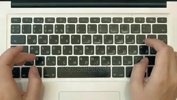 Egy személy az ő laptop gépelés. Felülnézet Nézőpont. — Stock videók