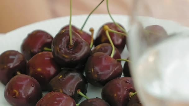 Cerejas doces maduras vermelhas brilhantes em um prato branco — Vídeo de Stock