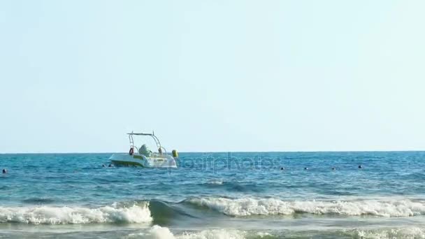 Passeio de barco no dia ensolarado de verão — Vídeo de Stock