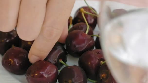 Cereza dulce con vaso de agua en primer plano — Vídeos de Stock