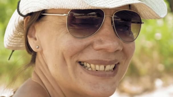 Porträt einer lächelnden Frau an einem sonnigen Tag im Freien — Stockvideo