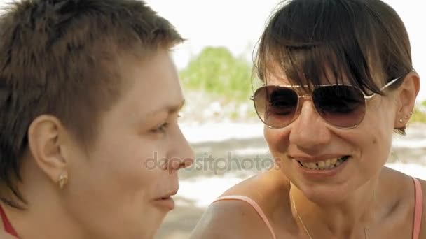 Mujer amiga hablando y divirtiéndose en la playa — Vídeo de stock