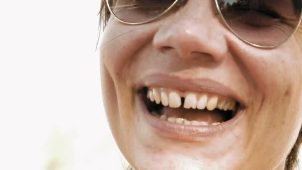Kvinnan skrattar uttrycksfullt och känslomässigt — Stockvideo
