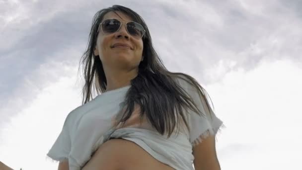 Morena mujer de pelo largo está bailando al aire libre — Vídeos de Stock