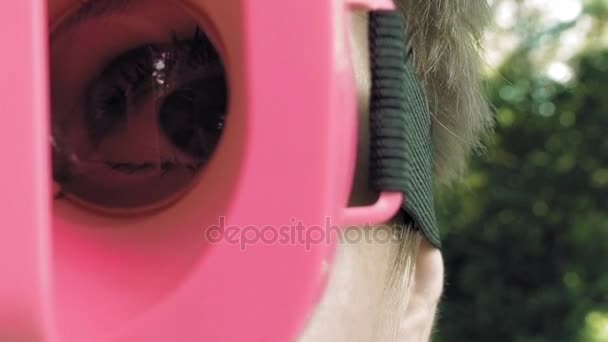 Obrovské úžasný a zábavný oko prostřednictvím Vr brýle čočky — Stock video