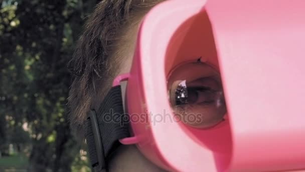 Enorme olho fantástico e divertido através da lente de óculos VR — Vídeo de Stock