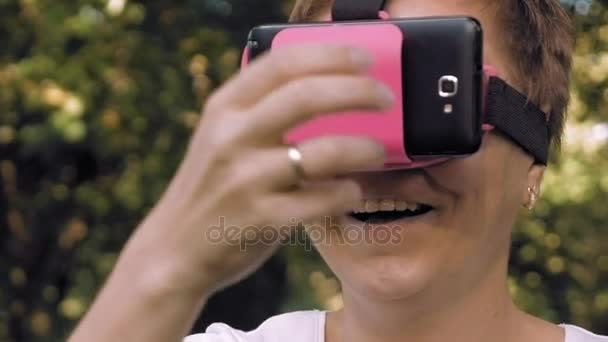 Frau erkundet virtuelle Realität mit VR-Brille — Stockvideo