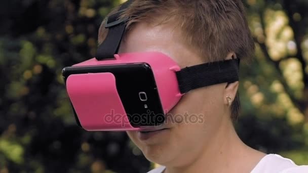 Женщина исследует виртуальную реальность с помощью виртуальных очков — стоковое видео