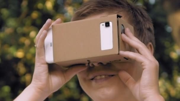 Verkennen van virtuele realiteit in kartonnen Vr-bril — Stockvideo